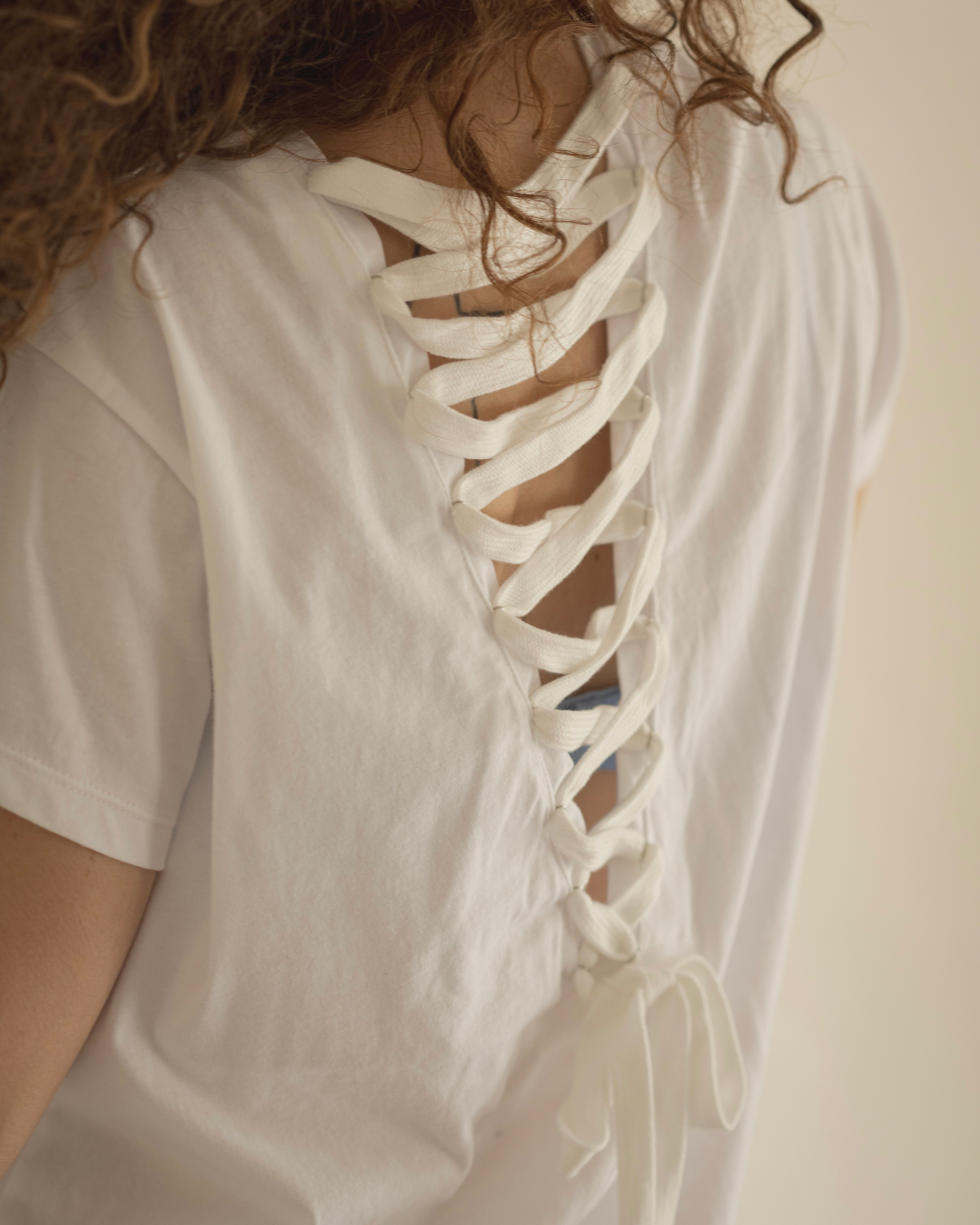 FIT LACE-UP BACK T-SHIRT