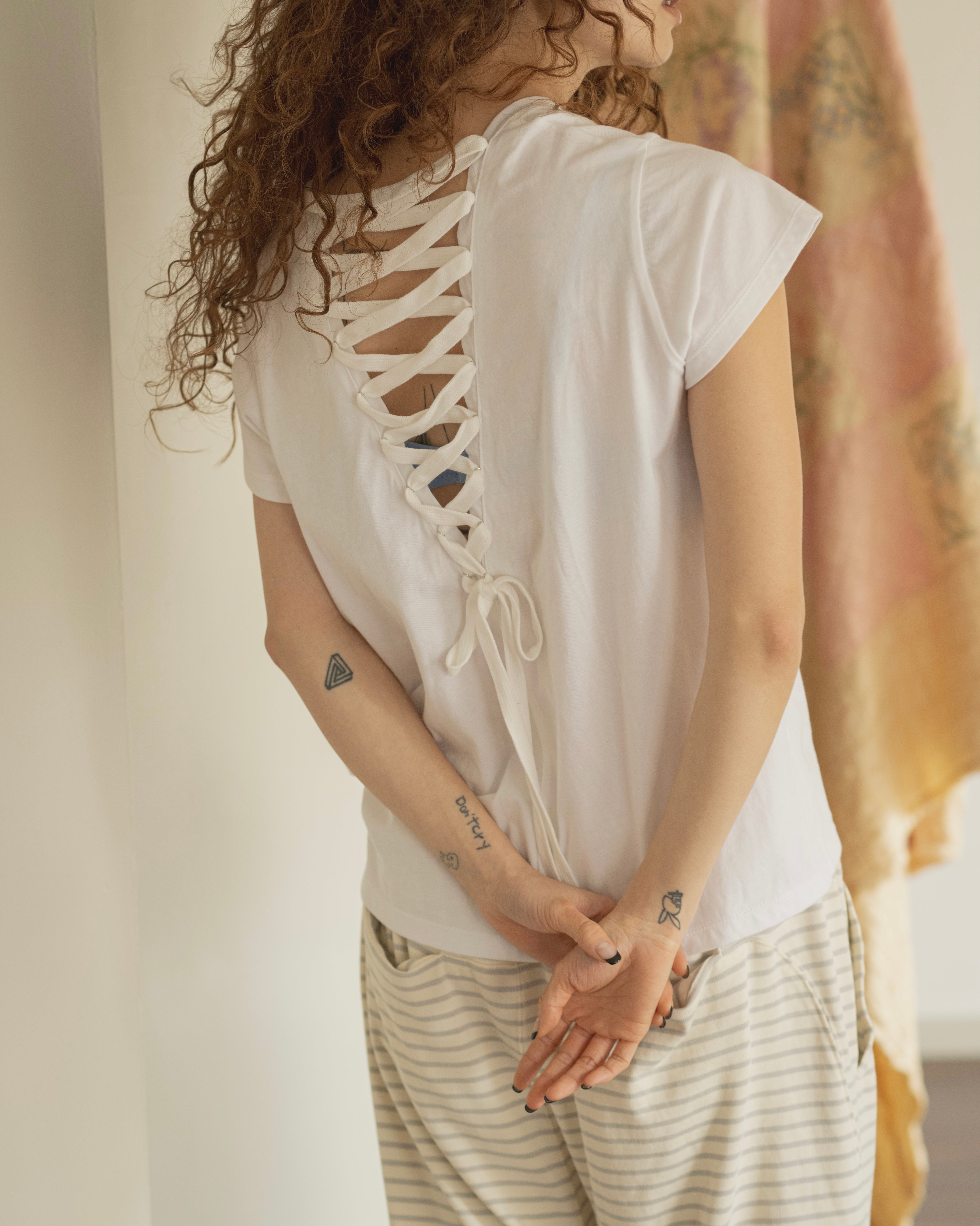 FIT LACE-UP BACK T-SHIRT